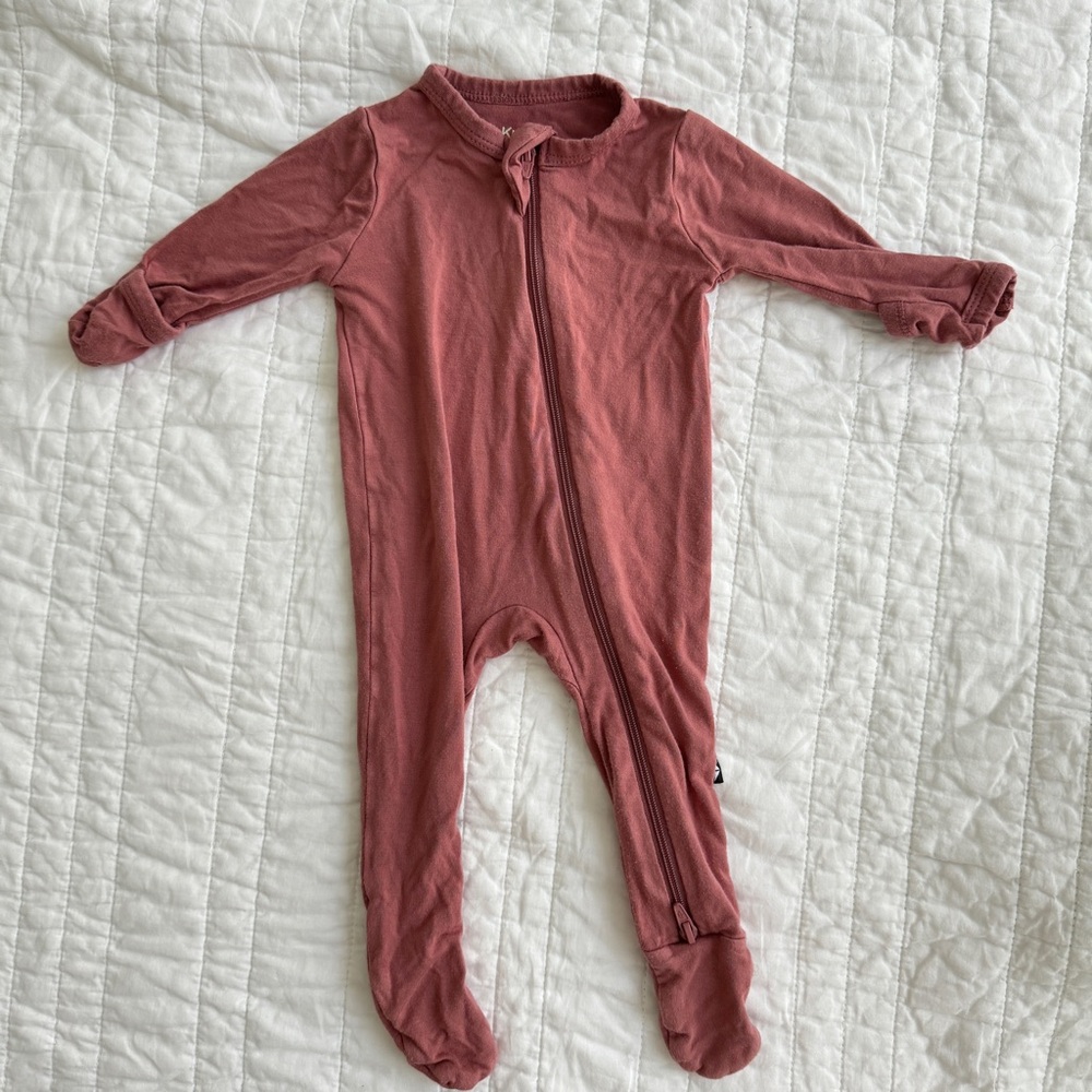 kyte baby footie in dusty rose size newborn